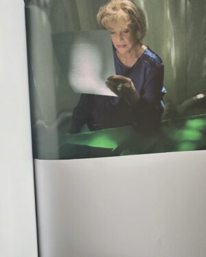 Julia Molkhou Instagram - Et c’est ainsi que 107 femmes- traductrice, avocate, élève de primaire, philosophe, dessinatrice, actrice, animatrice radio, magicienne et j’en passe- ont pris ce texte, ce mail de rupture et lui ont donné une vie et une hauteur de vue plus surprenante et plus inattendue que ce à quoi ce texte assez pauvre semblait destiné. C’est à dire la poubelle, bien que mouillé de larmes et de restes d’amour propre. De ce mail assez minable, elles ont réussi à créer ensemble sous la direction de Sophie Calle, un trésor de poésie, de drôlerie et de fantaisie.