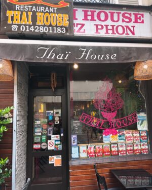Julia Molkhou Instagram - Derrière cette vitrine se cache l’un des meilleurs thai de Paris. Rue Rodier dans le 9eme, Thai House est déjà bien connu des habitants du quartiers et des amateurs de cuisine. Des plats raffinés, d’une fraicheur à toute épreuve. Leur salade de boeuf cru est une merveille, le poisson au gingembre sur plaque chauffante et les nems sont à tomber. Allez-y! Sans chichi, juste avec votre bon goût!