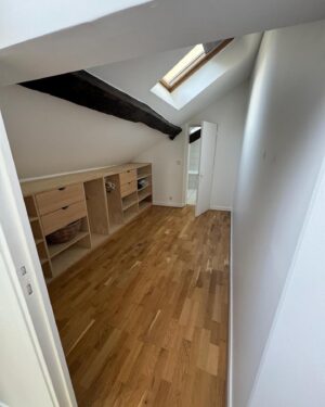 Julia Molkhou Instagram - À louer pour de courtes périodes: duplex de 70m2, rue Traversière 75012. Cuisine, salle à manger, salon, une salle de douche, toilette et dressing au 1er niveau. À l’étage, une grande chambre sous les toits, un dressing et une salle de bain, avec baignoire et toilette. Plus d’infos en MP.