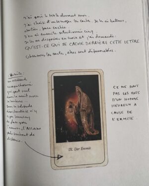 Julia Molkhou Instagram - Et c’est ainsi que 107 femmes- traductrice, avocate, élève de primaire, philosophe, dessinatrice, actrice, animatrice radio, magicienne et j’en passe- ont pris ce texte, ce mail de rupture et lui ont donné une vie et une hauteur de vue plus surprenante et plus inattendue que ce à quoi ce texte assez pauvre semblait destiné. C’est à dire la poubelle, bien que mouillé de larmes et de restes d’amour propre. De ce mail assez minable, elles ont réussi à créer ensemble sous la direction de Sophie Calle, un trésor de poésie, de drôlerie et de fantaisie.