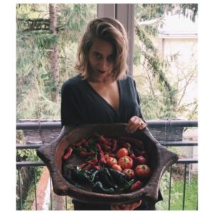 Julia Rosnowska Instagram - Nie jestem całkiem pewna, czemu przypozowałam jak dziewczynka z The Ring, ale domyślam się, że to efekt wielkiej dumy. Tak wygląda moja dumna twarz. Okej, może póki co nie dostałam roli w Hollywood, ale za to wyhodowałam własne papryki w doniczkach. Więc tak właśnie prezentuje się miejskie dziecko, odkrywające, że jedzenie rośnie na krzaku. Oto moje piękne, kolorowe dzieciaczki. Zaraz będę je jeść.
#slowlife #growyourownfood #proudparent