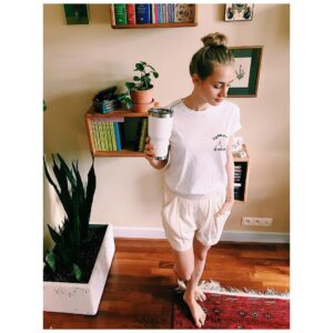 Julia Rosnowska Instagram - Żar z rozgrzanego jej brzucha bucha: Buch - jak gorąco! Uch - jak gorąco! Już ledwo sapie, już ledwo zipie... Dlatego nawadniam się z mojego gigantycznego kubasa. Jest większy niż moja głowa i chwała mu za to. Btw patrzcie jaka wchodzę cała na biało (prawie) - z piękną metalową słomką. Bo picie z plastiku wcale nie jest fetch. #stoptryingtomakefetchhappen #itsnotgoingtohappen #theplastics #plasticfree #pozdrodlakumatych