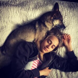 Julia Rosnowska Instagram - No i... Dzidek został na stałe. Tak to czasem bywa z tym Domem Tymczasowym... 😂 Pies przytulacz! #sometimesyoujustneedahug #adoptdontshop #susły #deszcz #napbuddies