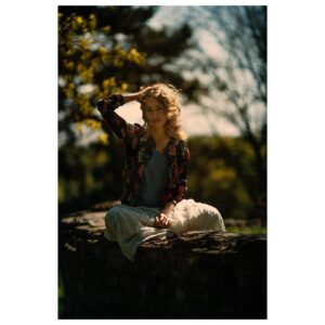 Julia Rosnowska Instagram - Ostatnich kilka dni miałam wolne i na dodatek zostałam sama w domu. To zdjęcie przedstawia to, jak chciałabym wyglądać, gdy wypoczywam po ciężkich tygodniach pracy. W rzeczywistości siedzę w dresie, jem makaron i walczę o złoty medal w bingewatchingu. Gdyby nie psy, to nie pamiętałabym jak wygląda ulica na której mieszkam. I wiecie co? Było super. 😝 Fota by najlepszy Filip Antczak: @zdupyczad_ 😂🦄