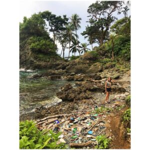 Julia Rosnowska Instagram - Jakiś czas temu znana podróżniczka, którą sama zawsze darzyłam ogromnym szacunkiem, wstawiła post o tym, że “plastik nie taki zły”. Nie jestem, co prawda, znaną podróżniczką - podróżuję rzadko i rekreacyjnie - ale właśnie wróciłam z Kolumbii i to, co tam zobaczyłam mocno mną wstrząsnęło, a związane jest właśnie z plastikiem. 
Oto typowe, instagramowe zdjęcie z wakacji. Ja, malownicza plaża i palma… i kilogramy plastiku wyrzuconego przez ocean. Pierwsze zdjęcie zrobione jest nad Oceanem Atlantyckim, kolejne są znad Pacyfiku. Widzieliście na pewno, jak po odpływie na plaży zostają ślady - zarys fali z piasku i drobniutkich kamieni. Otóż nad Pacyfikiem te zarysy fal są kolorowe. Pięknie prawda? Nie całkiem. To miliony drobniutkich kawałków plastiku. 
Znana Podróżniczka tłumaczyła, że plastik jest OK, jeśli się pamięta o recyklingu. To oczywiście bardzo ważne, ale w miejscach, w których zrobione są te zdjęcia, recykling to fikcja. Przez to, że do tych miejsc nie da się dostać drogą lądową, a jedynie łódką lub awionetką, większość śmieci musi zostać na miejscu. Całe tony plastiku trafiają do rzek, oceanów i na dzikie “wysypiska śmieci” - jak to przy drodze w dżungli. To nie są tylko śmieci produkowane przez ludność lokalną, ale przez nas wszystkich. Pełno tam klapków, które rozwalają się po jednym użyciu i butelek po napojach znanych koncernów. Rzeczy, których używamy wszyscy. I dlatego to problem, za który także my odpowiadamy. Ruchy takie jak #zerowaste , #zwłasnymkubkiem , czy #suckingsucks są naprawdę ważne, a posty pt. “plastik nie taki zły” mają sens tylko wtedy, kiedy sponsorowane są przez firmy, które ten plastik używają na ogromną skalę. 
Zmiana nawyków jest trudna i wymaga czasu; mi też wciąż zdarza się zapomnieć zabrać torbę na zakupy czy krzyknąć “poproszę bez słomki!”, zanim mi ją wpakują do szklanki. Ale się staram. Dokształcajmy się i przekazujmy tę wiedzę dalej. Zwracajmy uwagę na opakowania, starajmy się wybierać produkty trwałe i bezpieczne dla środowiska. Bo plastik to naprawdę duży problem. #naprawdepostronienatury #ecoconscious #plasticsucks