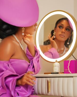 Julia Samantha Edima Instagram - La beauté de l’apparence n’est qu’un charme de l’instant, elle se vante d’émerveiller les regards, de réveiller l’envie, nourrir les convoitises, mais ne serait-il pas plus exquis qu’elle arrive aussi à réchauffer les cœurs? ❤️‍🔥