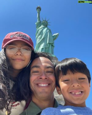 Julián Castro Instagram - Happy Father’s Day to all the dads out there! Grateful to my dad and to Carina and Cristián, who’ve given me the joy of being a dad.