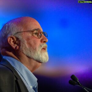 Julián Castro Instagram - It is with great excitement and love that LCF congratulates Father Greg Boyle, founder of @homeboyindustries, for being named a recipient of the Presidential Medal of Freedom! 🏅

Father Greg is being presented with the nation’s highest civilian honor for his work leading Homeboy Industries, the world’s largest gang-intervention and rehabilitation program that changes lives!

In 2019 LCF honored Father Greg Boyle as our Leading Change Awardee! Proud to have supported @homeboyindustries through our Love, Not Fear Fund!

Father Greg, thank you for imagining a world without prisons and for giving us hope. ❤️