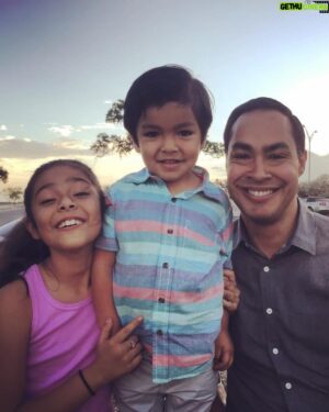 Julián Castro Instagram - Happy Father’s Day to all the dads out there! Grateful to my dad and to Carina and Cristián, who’ve given me the joy of being a dad.