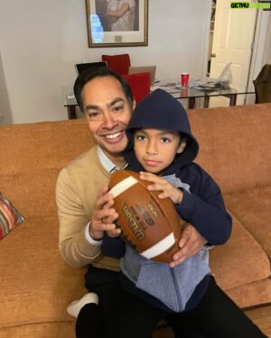 Julián Castro Instagram - Happy Father’s Day to all the dads out there! Grateful to my dad and to Carina and Cristián, who’ve given me the joy of being a dad.