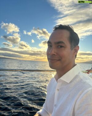 Julián Castro Instagram - Had a wonderful time in Hawaii! Such a beautiful place. (Now I’ve been to 49 states. Just one more left: West Virginia. Any good ideas about where to visit there?)