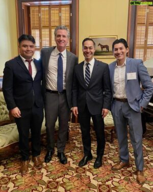 Julián Castro Instagram - Great to visit with Governor @gavinnewsom and colleagues in philanthropy today’s California Philanthropy Summit to discuss the powerful role philanthropy can play in making opportunity and equity a reality for all. @latinocommfdn is all in!