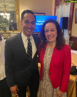 Julián Castro Instagram - Great to visit with Governor @gavinnewsom and colleagues in philanthropy today’s California Philanthropy Summit to discuss the powerful role philanthropy can play in making opportunity and equity a reality for all. @latinocommfdn is all in!