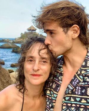Julián Cerati Instagram - Feliz vuelta al Sol a mi madre:
Necesitaría una galaxia de palabras para poder describir el amor y la admiración que le tengo. Por lo pronto, me limitaré a subir esta secuencia de imágenes que intenta ilustrar un poco de la esencia de este ser de luz.
Gracias por tu vida, la de Valy y la mía❤️