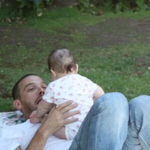 Julián Elfenbein Instagram - Hace unos añitos atrás con mi todo. Princesa de mi vida....la niña q hoy no sólo es mi hija grande de 14. Es mis caminatas de conversa larga y sincera. 
Nos confiamos todo....nos apoyamos y acompañamos. Nos reímos y lloramos juntos.
Eres el sol q me alumbra Suri de mi vida.
Te amo gorditaaaaa ricaaaaaaaaaaa 💟.

@sarah.elfenbein