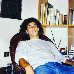 Julián Elfenbein Instagram - No es Bryan May !!!
No es Mario Kempes ni el Diego !!!
Sólo soy yo hace unos pocos años atrás.

Q tengan buena tarde 🤣.

#afrostyle