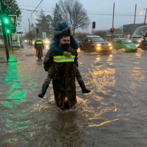 Julián Elfenbein Instagram - Un abrazo a cada una de las familias q hoy lo están pasando mal con las inundaciones en nuestro país. 

Un abrazo a cada una / uno de los miles de funcionarios policiales, bomberos, municipales, de las fuerzas armadas y de la salud q siempre prestan un rol clave en ayuda a la comunidad. 

@carabchile 
@bomberoschileoficial 
#voluntariado
