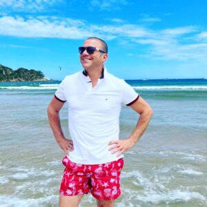 Julián Elfenbein Instagram - Con todo el estilo casual o cool de Tommy Hilfiger descansando unos días en Brasil. Bella colección de verano !!! ❤️

@tommyhilfiger 
#tommychile