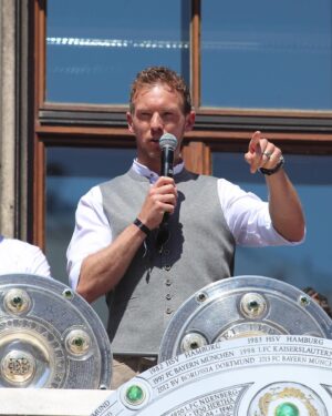 Julian Nagelsmann Instagram - Marienplatz. Unsere Fans. Rathausbalkon. Meisterschale.

Für mich ist ein wahrer Traum in Erfüllung gegangen und ich bin sehr stolz und dankbar. Schön, diesen Moment mit Euch teilen zu können. Das macht Lust auf mehr. 

#MiaSanMeister #MiaSanMia