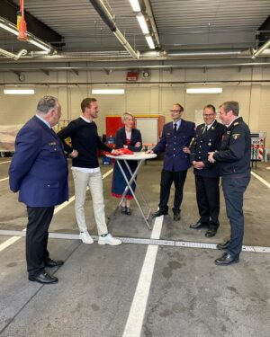 Julian Nagelsmann Instagram - Heute war ich zu Besuch bei der Feuerwache 4, eine Doppelwache der Berufsfeuerwehr und Freiwilliger Feuerwehr München. Meine Aussage zur Freiwilligen Feuerwehr in der Pressekonferenz vergangene Woche war unglücklich formuliert. Ich wollte nie die Freiwillige Feuerwehr oder irgendeinen ehrenamtlichen Helfer diskreditieren. Mir ging es bei meiner Aussage rein um das Wort freiwillig. Mir war auch schon vor dem Besuch klar, welche wichtige Rolle jeder einzelne ehrenamtliche Helfer leistet und wie wichtig das Ehrenamt ist. Es steckt, das habe ich vor Ort noch mal verdeutlicht bekommen, eine enorme Arbeit hinter allem und wie es der Name schon sagt, leisten diese Menschen ihren wertvollen Dienst an der Gemeinschaft freiwillig. Ich habe einen enormen Respekt vor allen, die sich ehrenamtlich betätigen. Sozial engagierte Menschen wie bei der Freiwilligen Feuerwehr sind absolute Vorbilder und für eine funktionierende Gesellschaft elementar. Danke an alle Beteiligten für den geselligen und informativen Abend.
