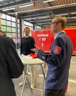 Julian Nagelsmann Instagram - Heute war ich zu Besuch bei der Feuerwache 4, eine Doppelwache der Berufsfeuerwehr und Freiwilliger Feuerwehr München. Meine Aussage zur Freiwilligen Feuerwehr in der Pressekonferenz vergangene Woche war unglücklich formuliert. Ich wollte nie die Freiwillige Feuerwehr oder irgendeinen ehrenamtlichen Helfer diskreditieren. Mir ging es bei meiner Aussage rein um das Wort freiwillig. Mir war auch schon vor dem Besuch klar, welche wichtige Rolle jeder einzelne ehrenamtliche Helfer leistet und wie wichtig das Ehrenamt ist. Es steckt, das habe ich vor Ort noch mal verdeutlicht bekommen, eine enorme Arbeit hinter allem und wie es der Name schon sagt, leisten diese Menschen ihren wertvollen Dienst an der Gemeinschaft freiwillig. Ich habe einen enormen Respekt vor allen, die sich ehrenamtlich betätigen. Sozial engagierte Menschen wie bei der Freiwilligen Feuerwehr sind absolute Vorbilder und für eine funktionierende Gesellschaft elementar. Danke an alle Beteiligten für den geselligen und informativen Abend.