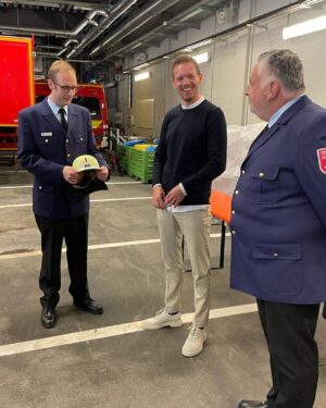 Julian Nagelsmann Instagram - Heute war ich zu Besuch bei der Feuerwache 4, eine Doppelwache der Berufsfeuerwehr und Freiwilliger Feuerwehr München. Meine Aussage zur Freiwilligen Feuerwehr in der Pressekonferenz vergangene Woche war unglücklich formuliert. Ich wollte nie die Freiwillige Feuerwehr oder irgendeinen ehrenamtlichen Helfer diskreditieren. Mir ging es bei meiner Aussage rein um das Wort freiwillig. Mir war auch schon vor dem Besuch klar, welche wichtige Rolle jeder einzelne ehrenamtliche Helfer leistet und wie wichtig das Ehrenamt ist. Es steckt, das habe ich vor Ort noch mal verdeutlicht bekommen, eine enorme Arbeit hinter allem und wie es der Name schon sagt, leisten diese Menschen ihren wertvollen Dienst an der Gemeinschaft freiwillig. Ich habe einen enormen Respekt vor allen, die sich ehrenamtlich betätigen. Sozial engagierte Menschen wie bei der Freiwilligen Feuerwehr sind absolute Vorbilder und für eine funktionierende Gesellschaft elementar. Danke an alle Beteiligten für den geselligen und informativen Abend.