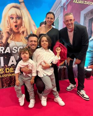 Julián Zucchi Instagram - ¡Una noche inolvidable en el Avant Premier de ‘¿Ahora somos 3? Sí, Mi Amor’! ✨ Gracias a todos los invitados que hicieron de esta velada algo mágico. Estoy radiante de felicidad y agradecido por el cariño de todos.

Fue una noche especial con mi familia, y tener a mi madre desde Argentina para este momento significó el mundo para mí. 💖🇦🇷 La última entrega de esta trilogía es dedicada a los amores de mi vida. ¡Espero que todos vayan al cine desde este 25 de enero y disfruten tanto como nosotros! 🍿🎬 #AhoraSomos3 #Estreno25Enero #Familia
