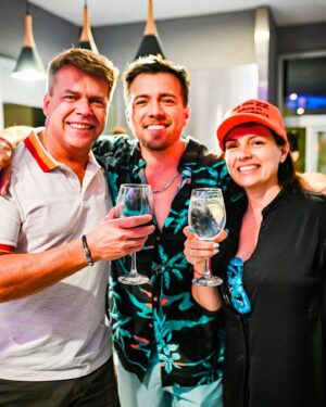 Julián Zucchi Instagram - ¡Los 40 llegaron y con ellos, una celebración inolvidable en Argentina! 🇦🇷🎉 El 29 de diciembre, rodeado de familia y amigos, festejé mi cumpleaños después de 10 años en Argentina. Un día especial organizado por mi madre @mlaurazucchi y @angelarado , mi tía del corazón, con la colaboración de mis hermanas @apiicolombo y @valucolombo . 🎂✨

Cada foto de este carrete es un tesoro de momentos felices y sorpresas. Aunque mis hijos, el corazón de mi vida, no pudieron estar presentes desde Perú, su amor cruzó fronteras y llenó mi día de significado. 🌍❤️

Este cumpleaños no fue solo una fiesta, sino un reencuentro con mis raíces y el amor de los que estuvieron. ¡Bienvenidos los 40, listo para los nuevos comienzos y aventuras que esperan! 🚀🌈

Fotos del genio @facucardellafotos 📸📷

#CelebraciónSorpresa #GraciasFamilia #UniendoDistancias