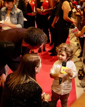 Julián Zucchi Instagram - ¡Una noche inolvidable en el Avant Premier de ‘¿Ahora somos 3? Sí, Mi Amor’! ✨ Gracias a todos los invitados que hicieron de esta velada algo mágico. Estoy radiante de felicidad y agradecido por el cariño de todos.

Fue una noche especial con mi familia, y tener a mi madre desde Argentina para este momento significó el mundo para mí. 💖🇦🇷 La última entrega de esta trilogía es dedicada a los amores de mi vida. ¡Espero que todos vayan al cine desde este 25 de enero y disfruten tanto como nosotros! 🍿🎬 #AhoraSomos3 #Estreno25Enero #Familia