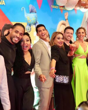 Julián Zucchi Instagram - ¡Una noche inolvidable en el Avant Premier de ‘¿Ahora somos 3? Sí, Mi Amor’! ✨ Gracias a todos los invitados que hicieron de esta velada algo mágico. Estoy radiante de felicidad y agradecido por el cariño de todos.

Fue una noche especial con mi familia, y tener a mi madre desde Argentina para este momento significó el mundo para mí. 💖🇦🇷 La última entrega de esta trilogía es dedicada a los amores de mi vida. ¡Espero que todos vayan al cine desde este 25 de enero y disfruten tanto como nosotros! 🍿🎬 #AhoraSomos3 #Estreno25Enero #Familia