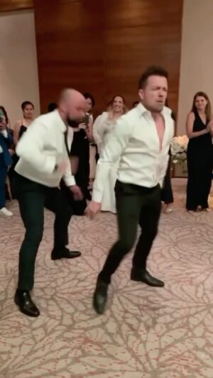 Julián Zucchi Instagram - Julian, ¿y cómo eres en las fiestas? …yo en las fiestas 😂🕺 #Bailando #fiesta 

Así nunca me van a creer… 🙄😂🥳

Y ustedes ¿Cómo son?

📸🎥: Gracias @ana_siucho53 por las imágenes! Jaja
