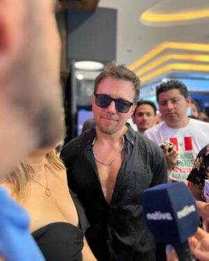 Julián Zucchi Instagram - ¡Ya nace! Estamos en la recta final para el nacimiento de mi más reciente ¡¿HIJO?! 😂 Este es un dump de la conferencia de prensa. Qué satisfacción haber visto que les gustó la película. Acompáñanos este 25 de Enero en todos los cines, ¿Ahora somos 3? Sí, mi amor 🍿🎬

#conferencia #prensa #estrenonacional #SiMiAmor #AhoraSomos3 #dump