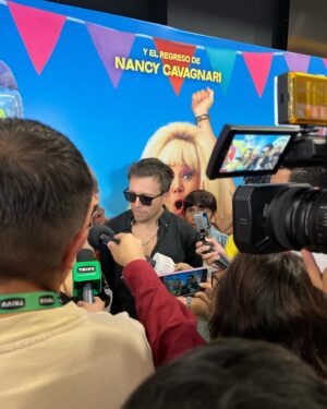 Julián Zucchi Instagram - ¡Ya nace! Estamos en la recta final para el nacimiento de mi más reciente ¡¿HIJO?! 😂 Este es un dump de la conferencia de prensa. Qué satisfacción haber visto que les gustó la película. Acompáñanos este 25 de Enero en todos los cines, ¿Ahora somos 3? Sí, mi amor 🍿🎬

#conferencia #prensa #estrenonacional #SiMiAmor #AhoraSomos3 #dump