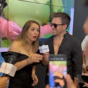 Julián Zucchi Instagram - ¡Ya nace! Estamos en la recta final para el nacimiento de mi más reciente ¡¿HIJO?! 😂 Este es un dump de la conferencia de prensa. Qué satisfacción haber visto que les gustó la película. Acompáñanos este 25 de Enero en todos los cines, ¿Ahora somos 3? Sí, mi amor 🍿🎬

#conferencia #prensa #estrenonacional #SiMiAmor #AhoraSomos3 #dump