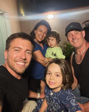 Julián Zucchi Instagram - INAUGURANDO EL NUEVO DEPTO EN FAMILIA❤️

Hoy, a mis 40 años, me encuentro en una dualidad hermosa: soy padre y también hijo. Como padre, busco ser el roble para mis hijos, ese refugio de fortaleza y amor. Pero como hijo, nunca dejo de valorar la inmensa fortuna de tener a mi madre, una mujer excepcional, cuya determinación y amor trascienden cualquier distancia.

Ella, mi heroína sin capa, siempre ha estado presente en los momentos más cruciales de mi vida. Como por arte del destino, una confusión en un boleto de avión se convirtió en el milagro que me permitió estar a su lado durante un momento crítico de salud. Y ahora, es ella quien cruza cielos para acompañarme en este nuevo capítulo de mi vida, un momento de cierre y comienzo, lleno de emoción y significado.

La película de mi vida se titula ‘Familia’. Mis hijos, mi madre, mis hermanos, mi abuelo, son los protagonistas de esta historia que me ha moldeado con valores y principios sólidos. Siendo una figura pública, sé que estoy expuesto a especulaciones y juicios, pero solo mi familia y yo conocemos la verdad de quién soy.

Mi madre, más que un ángel guardián, ha sido mi escudo frente a aquellos que han intentado hacerme daño. Ella me ha salvado innumerables veces, mostrándome el verdadero significado de la valentía y el amor incondicional. Por ella, y por mi familia, soy quien soy. Y en este momento tan importante de mi vida, siento más que nunca el valor de esos lazos que nos unen, la fuerza que nos da estar juntos, y el amor que nos hace invencibles.

#familia #amor #hijos #padres