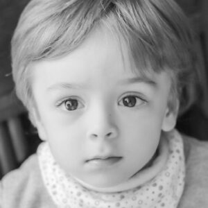 Julián Zucchi Instagram - Hoy es un día que se quedará grabado en mi corazón para siempre. Mi querido hijo Tomás cumple 7 años, y no puedo evitar sentir una emoción desbordante ❤️. Desde su llegada, mi vida se dividió en un antes y un después. Tomás no es solo mi hijo; es mi maestro, la persona que más me ha enseñado en la vida, y continúa haciéndolo cada día.

Cada momento con él ha sido una lección de amor puro y verdadero. Me emociona ver cómo crece, cómo su corazón tan hermoso se refleja en cada una de sus acciones. Desde su nacimiento, mi celular ya no es solo un archivo de trabajo y fotos con amigos, sino un tesoro lleno de momentos inolvidables con él. Incluso he tenido que aumentar la capacidad de almacenamiento para guardar todas estas memorias preciosas 🥰.

Junto con @yiddaeslavap , nuestro mayor deseo siempre ha sido su felicidad y la de su hermano. Por eso, hoy, en este día tan especial, estaré un poco desconectado del mundo exterior para dedicarle todo mi tiempo y amor. Cada 7 de diciembre es un recordatorio del inicio de una nueva vida, una vida mejor y llena de amor, desde hace ya 7 años.

Feliz cumpleaños, hijo mío. Gracias por enseñarme el verdadero significado de la vida y del amor. #FelizCumpleañosTomás #7AñosDeAprendizaje #amordepadre