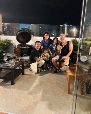 Julián Zucchi Instagram - INAUGURANDO EL NUEVO DEPTO EN FAMILIA❤️

Hoy, a mis 40 años, me encuentro en una dualidad hermosa: soy padre y también hijo. Como padre, busco ser el roble para mis hijos, ese refugio de fortaleza y amor. Pero como hijo, nunca dejo de valorar la inmensa fortuna de tener a mi madre, una mujer excepcional, cuya determinación y amor trascienden cualquier distancia.

Ella, mi heroína sin capa, siempre ha estado presente en los momentos más cruciales de mi vida. Como por arte del destino, una confusión en un boleto de avión se convirtió en el milagro que me permitió estar a su lado durante un momento crítico de salud. Y ahora, es ella quien cruza cielos para acompañarme en este nuevo capítulo de mi vida, un momento de cierre y comienzo, lleno de emoción y significado.

La película de mi vida se titula ‘Familia’. Mis hijos, mi madre, mis hermanos, mi abuelo, son los protagonistas de esta historia que me ha moldeado con valores y principios sólidos. Siendo una figura pública, sé que estoy expuesto a especulaciones y juicios, pero solo mi familia y yo conocemos la verdad de quién soy.

Mi madre, más que un ángel guardián, ha sido mi escudo frente a aquellos que han intentado hacerme daño. Ella me ha salvado innumerables veces, mostrándome el verdadero significado de la valentía y el amor incondicional. Por ella, y por mi familia, soy quien soy. Y en este momento tan importante de mi vida, siento más que nunca el valor de esos lazos que nos unen, la fuerza que nos da estar juntos, y el amor que nos hace invencibles.

#familia #amor #hijos #padres