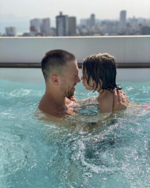 Julián Zucchi Instagram - Hoy es un día que se quedará grabado en mi corazón para siempre. Mi querido hijo Tomás cumple 7 años, y no puedo evitar sentir una emoción desbordante ❤️. Desde su llegada, mi vida se dividió en un antes y un después. Tomás no es solo mi hijo; es mi maestro, la persona que más me ha enseñado en la vida, y continúa haciéndolo cada día.

Cada momento con él ha sido una lección de amor puro y verdadero. Me emociona ver cómo crece, cómo su corazón tan hermoso se refleja en cada una de sus acciones. Desde su nacimiento, mi celular ya no es solo un archivo de trabajo y fotos con amigos, sino un tesoro lleno de momentos inolvidables con él. Incluso he tenido que aumentar la capacidad de almacenamiento para guardar todas estas memorias preciosas 🥰.

Junto con @yiddaeslavap , nuestro mayor deseo siempre ha sido su felicidad y la de su hermano. Por eso, hoy, en este día tan especial, estaré un poco desconectado del mundo exterior para dedicarle todo mi tiempo y amor. Cada 7 de diciembre es un recordatorio del inicio de una nueva vida, una vida mejor y llena de amor, desde hace ya 7 años.

Feliz cumpleaños, hijo mío. Gracias por enseñarme el verdadero significado de la vida y del amor. #FelizCumpleañosTomás #7AñosDeAprendizaje #amordepadre
