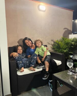 Julián Zucchi Instagram - INAUGURANDO EL NUEVO DEPTO EN FAMILIA❤️

Hoy, a mis 40 años, me encuentro en una dualidad hermosa: soy padre y también hijo. Como padre, busco ser el roble para mis hijos, ese refugio de fortaleza y amor. Pero como hijo, nunca dejo de valorar la inmensa fortuna de tener a mi madre, una mujer excepcional, cuya determinación y amor trascienden cualquier distancia.

Ella, mi heroína sin capa, siempre ha estado presente en los momentos más cruciales de mi vida. Como por arte del destino, una confusión en un boleto de avión se convirtió en el milagro que me permitió estar a su lado durante un momento crítico de salud. Y ahora, es ella quien cruza cielos para acompañarme en este nuevo capítulo de mi vida, un momento de cierre y comienzo, lleno de emoción y significado.

La película de mi vida se titula ‘Familia’. Mis hijos, mi madre, mis hermanos, mi abuelo, son los protagonistas de esta historia que me ha moldeado con valores y principios sólidos. Siendo una figura pública, sé que estoy expuesto a especulaciones y juicios, pero solo mi familia y yo conocemos la verdad de quién soy.

Mi madre, más que un ángel guardián, ha sido mi escudo frente a aquellos que han intentado hacerme daño. Ella me ha salvado innumerables veces, mostrándome el verdadero significado de la valentía y el amor incondicional. Por ella, y por mi familia, soy quien soy. Y en este momento tan importante de mi vida, siento más que nunca el valor de esos lazos que nos unen, la fuerza que nos da estar juntos, y el amor que nos hace invencibles.

#familia #amor #hijos #padres