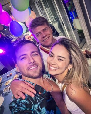 Julián Zucchi Instagram - ¡Los 40 llegaron y con ellos, una celebración inolvidable en Argentina! 🇦🇷🎉 El 29 de diciembre, rodeado de familia y amigos, festejé mi cumpleaños después de 10 años en Argentina. Un día especial organizado por mi madre @mlaurazucchi y @angelarado , mi tía del corazón, con la colaboración de mis hermanas @apiicolombo y @valucolombo . 🎂✨

Cada foto de este carrete es un tesoro de momentos felices y sorpresas. Aunque mis hijos, el corazón de mi vida, no pudieron estar presentes desde Perú, su amor cruzó fronteras y llenó mi día de significado. 🌍❤️

Este cumpleaños no fue solo una fiesta, sino un reencuentro con mis raíces y el amor de los que estuvieron. ¡Bienvenidos los 40, listo para los nuevos comienzos y aventuras que esperan! 🚀🌈

Fotos del genio @facucardellafotos 📸📷

#CelebraciónSorpresa #GraciasFamilia #UniendoDistancias