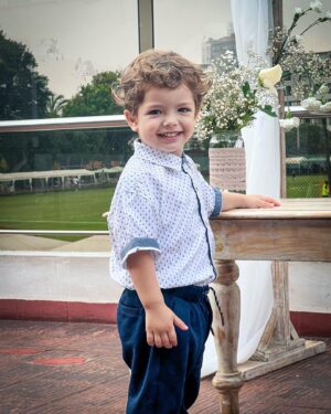 Julián Zucchi Instagram - Maro el coqueto es lo mejor que puedo ver hoy para Terminar mi Enero con el ❤️ lleno! 
👉🏼 ¿Cuanto amor le pueden dar al nuevo look de Maro para el casamiento de sus tíos? 

👉🏼 Ojo que ustedes deciden si quieren más fotos de él o no… #MaroZucchiEslava #Hijos #ElHijoMenor #Elcoqueto #ExplosionDeAmor