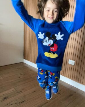 Julián Zucchi Instagram - Hoy es un día que se quedará grabado en mi corazón para siempre. Mi querido hijo Tomás cumple 7 años, y no puedo evitar sentir una emoción desbordante ❤️. Desde su llegada, mi vida se dividió en un antes y un después. Tomás no es solo mi hijo; es mi maestro, la persona que más me ha enseñado en la vida, y continúa haciéndolo cada día.

Cada momento con él ha sido una lección de amor puro y verdadero. Me emociona ver cómo crece, cómo su corazón tan hermoso se refleja en cada una de sus acciones. Desde su nacimiento, mi celular ya no es solo un archivo de trabajo y fotos con amigos, sino un tesoro lleno de momentos inolvidables con él. Incluso he tenido que aumentar la capacidad de almacenamiento para guardar todas estas memorias preciosas 🥰.

Junto con @yiddaeslavap , nuestro mayor deseo siempre ha sido su felicidad y la de su hermano. Por eso, hoy, en este día tan especial, estaré un poco desconectado del mundo exterior para dedicarle todo mi tiempo y amor. Cada 7 de diciembre es un recordatorio del inicio de una nueva vida, una vida mejor y llena de amor, desde hace ya 7 años.

Feliz cumpleaños, hijo mío. Gracias por enseñarme el verdadero significado de la vida y del amor. #FelizCumpleañosTomás #7AñosDeAprendizaje #amordepadre