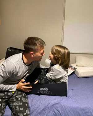 Julián Zucchi Instagram - Hoy es un día que se quedará grabado en mi corazón para siempre. Mi querido hijo Tomás cumple 7 años, y no puedo evitar sentir una emoción desbordante ❤️. Desde su llegada, mi vida se dividió en un antes y un después. Tomás no es solo mi hijo; es mi maestro, la persona que más me ha enseñado en la vida, y continúa haciéndolo cada día.

Cada momento con él ha sido una lección de amor puro y verdadero. Me emociona ver cómo crece, cómo su corazón tan hermoso se refleja en cada una de sus acciones. Desde su nacimiento, mi celular ya no es solo un archivo de trabajo y fotos con amigos, sino un tesoro lleno de momentos inolvidables con él. Incluso he tenido que aumentar la capacidad de almacenamiento para guardar todas estas memorias preciosas 🥰.

Junto con @yiddaeslavap , nuestro mayor deseo siempre ha sido su felicidad y la de su hermano. Por eso, hoy, en este día tan especial, estaré un poco desconectado del mundo exterior para dedicarle todo mi tiempo y amor. Cada 7 de diciembre es un recordatorio del inicio de una nueva vida, una vida mejor y llena de amor, desde hace ya 7 años.

Feliz cumpleaños, hijo mío. Gracias por enseñarme el verdadero significado de la vida y del amor. #FelizCumpleañosTomás #7AñosDeAprendizaje #amordepadre