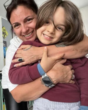 Julián Zucchi Instagram - Hoy es un día que se quedará grabado en mi corazón para siempre. Mi querido hijo Tomás cumple 7 años, y no puedo evitar sentir una emoción desbordante ❤️. Desde su llegada, mi vida se dividió en un antes y un después. Tomás no es solo mi hijo; es mi maestro, la persona que más me ha enseñado en la vida, y continúa haciéndolo cada día.

Cada momento con él ha sido una lección de amor puro y verdadero. Me emociona ver cómo crece, cómo su corazón tan hermoso se refleja en cada una de sus acciones. Desde su nacimiento, mi celular ya no es solo un archivo de trabajo y fotos con amigos, sino un tesoro lleno de momentos inolvidables con él. Incluso he tenido que aumentar la capacidad de almacenamiento para guardar todas estas memorias preciosas 🥰.

Junto con @yiddaeslavap , nuestro mayor deseo siempre ha sido su felicidad y la de su hermano. Por eso, hoy, en este día tan especial, estaré un poco desconectado del mundo exterior para dedicarle todo mi tiempo y amor. Cada 7 de diciembre es un recordatorio del inicio de una nueva vida, una vida mejor y llena de amor, desde hace ya 7 años.

Feliz cumpleaños, hijo mío. Gracias por enseñarme el verdadero significado de la vida y del amor. #FelizCumpleañosTomás #7AñosDeAprendizaje #amordepadre