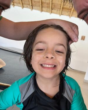 Julián Zucchi Instagram - Hoy es un día que se quedará grabado en mi corazón para siempre. Mi querido hijo Tomás cumple 7 años, y no puedo evitar sentir una emoción desbordante ❤️. Desde su llegada, mi vida se dividió en un antes y un después. Tomás no es solo mi hijo; es mi maestro, la persona que más me ha enseñado en la vida, y continúa haciéndolo cada día.

Cada momento con él ha sido una lección de amor puro y verdadero. Me emociona ver cómo crece, cómo su corazón tan hermoso se refleja en cada una de sus acciones. Desde su nacimiento, mi celular ya no es solo un archivo de trabajo y fotos con amigos, sino un tesoro lleno de momentos inolvidables con él. Incluso he tenido que aumentar la capacidad de almacenamiento para guardar todas estas memorias preciosas 🥰.

Junto con @yiddaeslavap , nuestro mayor deseo siempre ha sido su felicidad y la de su hermano. Por eso, hoy, en este día tan especial, estaré un poco desconectado del mundo exterior para dedicarle todo mi tiempo y amor. Cada 7 de diciembre es un recordatorio del inicio de una nueva vida, una vida mejor y llena de amor, desde hace ya 7 años.

Feliz cumpleaños, hijo mío. Gracias por enseñarme el verdadero significado de la vida y del amor. #FelizCumpleañosTomás #7AñosDeAprendizaje #amordepadre