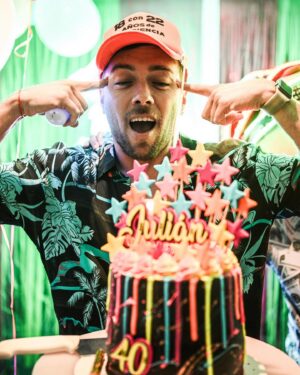 Julián Zucchi Instagram - ¡Los 40 llegaron y con ellos, una celebración inolvidable en Argentina! 🇦🇷🎉 El 29 de diciembre, rodeado de familia y amigos, festejé mi cumpleaños después de 10 años en Argentina. Un día especial organizado por mi madre @mlaurazucchi y @angelarado , mi tía del corazón, con la colaboración de mis hermanas @apiicolombo y @valucolombo . 🎂✨

Cada foto de este carrete es un tesoro de momentos felices y sorpresas. Aunque mis hijos, el corazón de mi vida, no pudieron estar presentes desde Perú, su amor cruzó fronteras y llenó mi día de significado. 🌍❤️

Este cumpleaños no fue solo una fiesta, sino un reencuentro con mis raíces y el amor de los que estuvieron. ¡Bienvenidos los 40, listo para los nuevos comienzos y aventuras que esperan! 🚀🌈

Fotos del genio @facucardellafotos 📸📷

#CelebraciónSorpresa #GraciasFamilia #UniendoDistancias