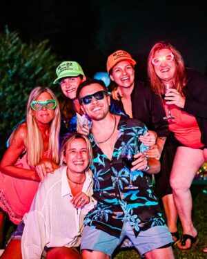 Julián Zucchi Instagram - ¡Los 40 llegaron y con ellos, una celebración inolvidable en Argentina! 🇦🇷🎉 El 29 de diciembre, rodeado de familia y amigos, festejé mi cumpleaños después de 10 años en Argentina. Un día especial organizado por mi madre @mlaurazucchi y @angelarado , mi tía del corazón, con la colaboración de mis hermanas @apiicolombo y @valucolombo . 🎂✨

Cada foto de este carrete es un tesoro de momentos felices y sorpresas. Aunque mis hijos, el corazón de mi vida, no pudieron estar presentes desde Perú, su amor cruzó fronteras y llenó mi día de significado. 🌍❤️

Este cumpleaños no fue solo una fiesta, sino un reencuentro con mis raíces y el amor de los que estuvieron. ¡Bienvenidos los 40, listo para los nuevos comienzos y aventuras que esperan! 🚀🌈

Fotos del genio @facucardellafotos 📸📷

#CelebraciónSorpresa #GraciasFamilia #UniendoDistancias