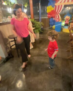Julián Zucchi Instagram - 🎈Hoy celebramos 3 años de sonrisas, aprendizajes y amor infinito gracias a Maro. A pesar de los caminos distintos que la vida nos ha presentado, @yiddaeslavap y yo nos unimos para celebrar estos momentos invaluables. Quiero agradecer especialmente a la increíble mujer con la que construimos esta familia, y aunque los destinos nos separaron, la felicidad de hoy es prueba de que siempre prevalecerá el amor. Y a mi querida mamá @mlaurazucchi , después de enfrentar y superar un infarto, hoy celebra con nosotros su primer viaje internacional junto a mi hermana @apiicolombo . El universo se alineó para permitirles estar aquí, en el cumpleaños de su nieto y sobrino. A pesar de las distancias y los desafíos, siempre hay razones para ser agradecidos. Mi familia, ya sea la que me vio crecer o la que construí, es el pilar de mi vida. Solo puedo decir, de corazón, gracias. 🙏 #Bendiciones #FamiliaUnida #CelebrandoLaVida”