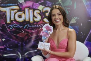 Juliana Vasconcelos Póvoas Instagram - Eu só quero dizer que tô MEGA FELIZ por fazer parte do time de dubladores de #Trolls3Filme! 

Amanhã, 12 de outubro o filme chega aos cinemas e eu tô muito animada!

A Poppy é uma personagem MUITO especial pra mim. Arrisco dizer que Trolls é a animação que mais me identifico e mais amo. Os filmes são sempre muito divertidos, coloridos, sensíveis e cheios de músicas incríveis.

Não tem como não amar! Bora pro cinema!

Ah, e as fotos são do nosso Press Day, que foi uma delícia! Felizona por participar. 🥰

@universalpicsbr
