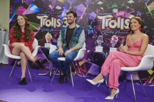 Juliana Vasconcelos Póvoas Instagram - Eu só quero dizer que tô MEGA FELIZ por fazer parte do time de dubladores de #Trolls3Filme! 

Amanhã, 12 de outubro o filme chega aos cinemas e eu tô muito animada!

A Poppy é uma personagem MUITO especial pra mim. Arrisco dizer que Trolls é a animação que mais me identifico e mais amo. Os filmes são sempre muito divertidos, coloridos, sensíveis e cheios de músicas incríveis.

Não tem como não amar! Bora pro cinema!

Ah, e as fotos são do nosso Press Day, que foi uma delícia! Felizona por participar. 🥰

@universalpicsbr